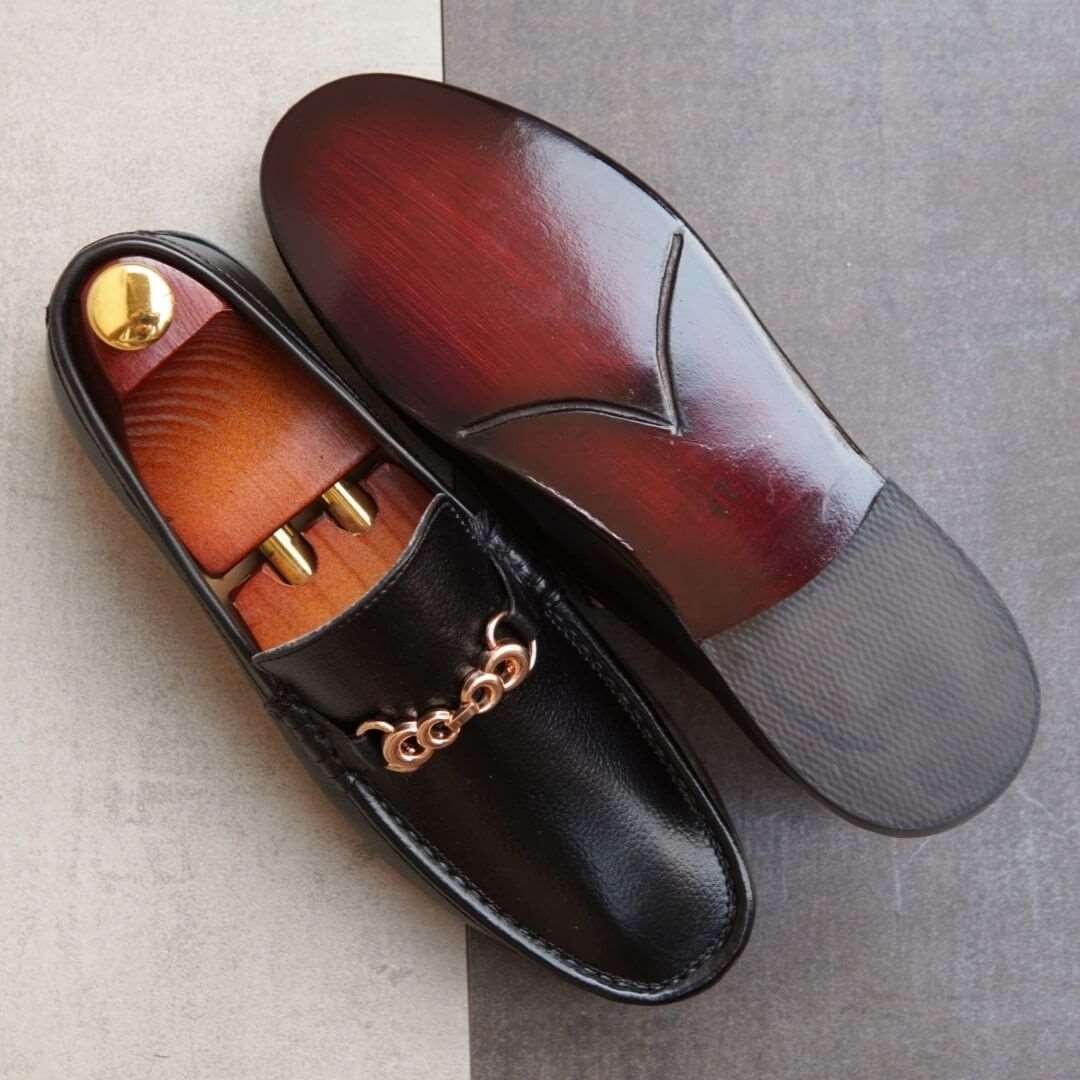 AS 9901 -Adler Shoes Makes Pakistan Best Handmade Leather Shoes.● Upper: 100% Original Aniline Leather ● Sole: 100% Original Cow Leather Sole ● Lining: Anti-bacterial lining with added comfort ● Warranty: 3-Month Repair Warranty