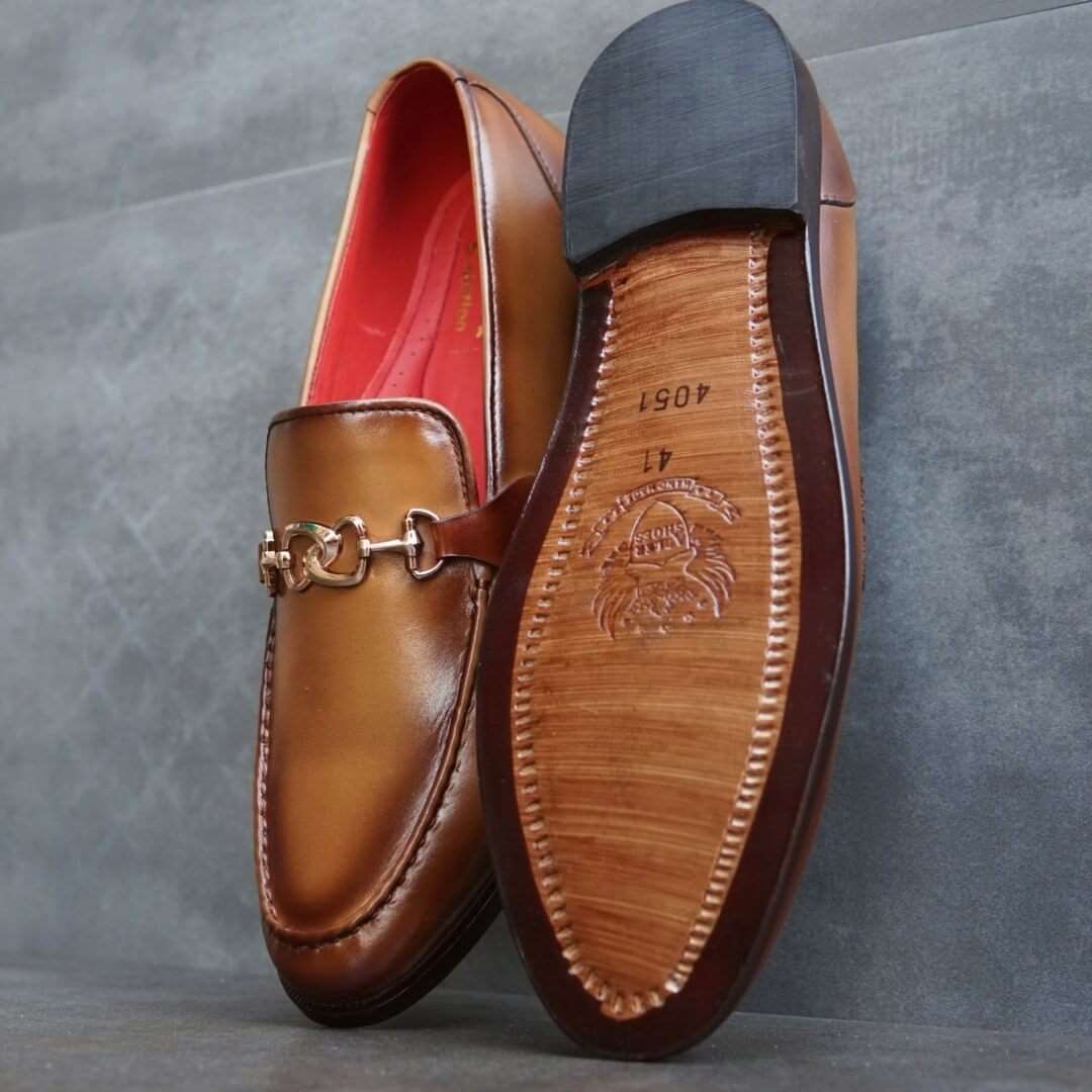 AS 4051 Adler Shoes Makes Pakistan Best Handmade Leather Shoes.● Upper: 100% Original Aniline Leather ● Sole: 100% Original Cow Leather Sole ● Lining: Anti-bacterial lining with added comfort ● Warranty: 3-Month Repair Warranty