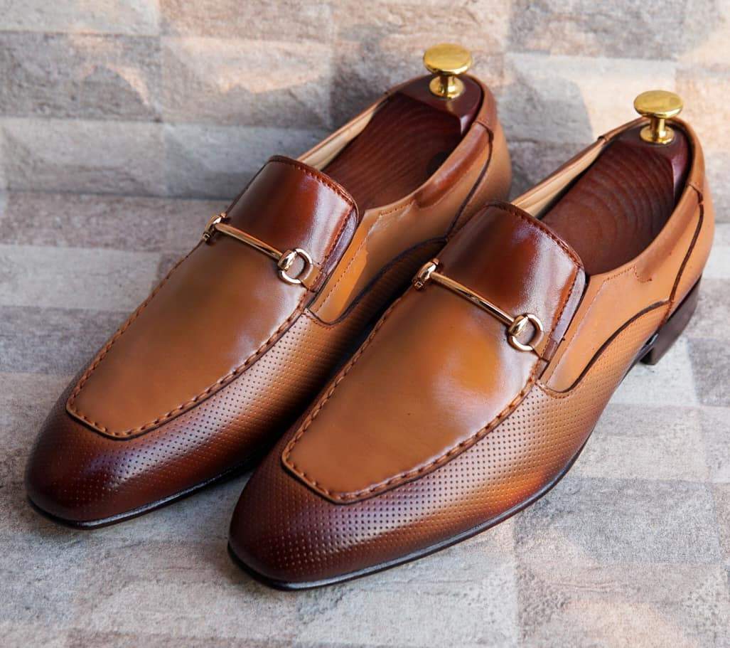 AS-2818 -Bugati -Adler Shoes Makes Pakistan Best Handmade Leather Shoes.● Upper: 100% Original Aniline Leather ● Sole: 100% Original Cow Leather Sole ● Lining: Anti-bacterial lining with added comfort ● Warranty: 3-Month Repair Warranty