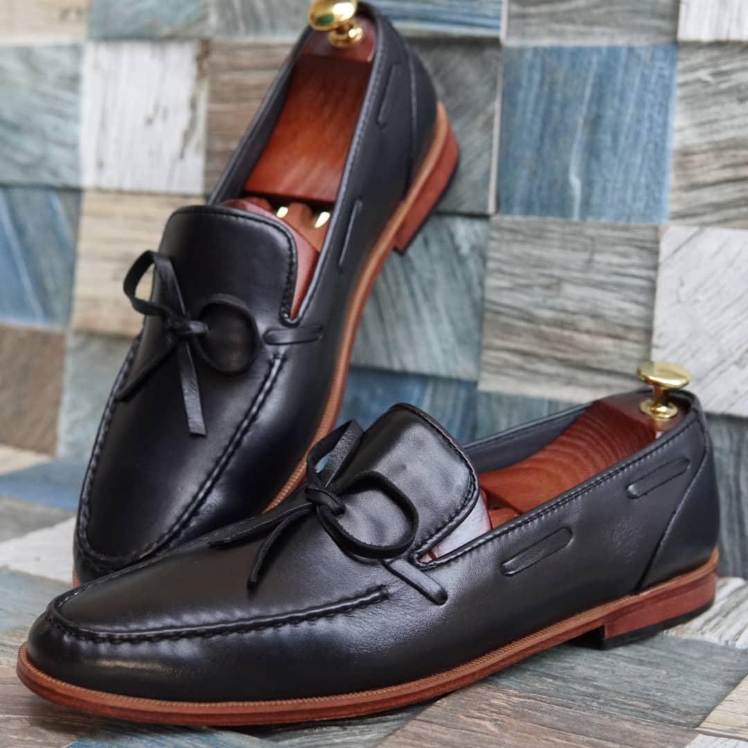 AS-7777 -Adler Shoes Makes Pakistan Best Handmade Leather Shoes.● Upper: 100% Original Aniline Leather ● Sole: 100% Original Cow Leather Sole ● Lining: Anti-bacterial lining with added comfort ● Warranty: 3-Month Repair Warranty