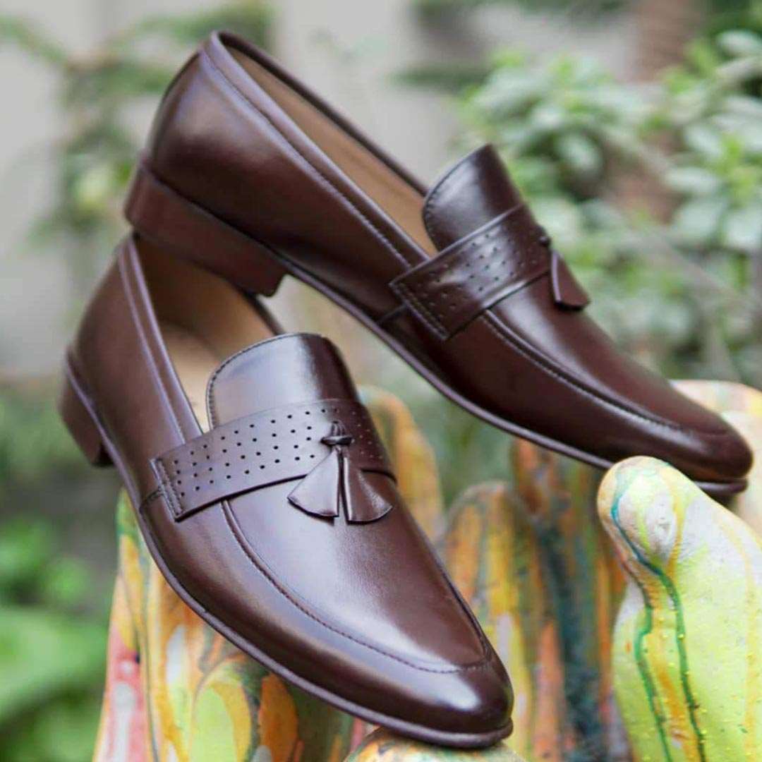 AS-2701 -Adler Shoes Makes Pakistan Best Handmade Leather Shoes.● Upper: 100% Original Aniline Leather ● Sole: 100% Original Cow Leather Sole ● Lining: Anti-bacterial lining with added comfort ● Warranty: 3-Month Repair Warranty