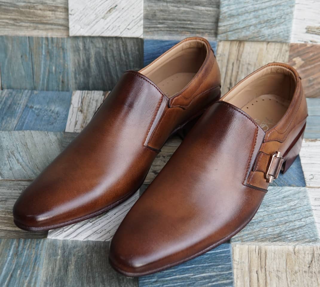 AS-2534 -Brotachi -Adler Shoes Makes Pakistan Best Handmade Leather Shoes.● Upper: 100% Original Aniline Leather ● Sole: 100% Original Cow Leather Sole ● Lining: Anti-bacterial lining with added comfort ● Warranty: 3-Month Repair Warranty