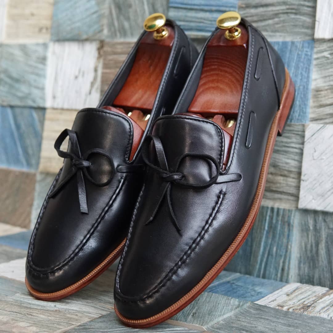 AS-7777 -Adler Shoes Makes Pakistan Best Handmade Leather Shoes.● Upper: 100% Original Aniline Leather ● Sole: 100% Original Cow Leather Sole ● Lining: Anti-bacterial lining with added comfort ● Warranty: 3-Month Repair Warranty