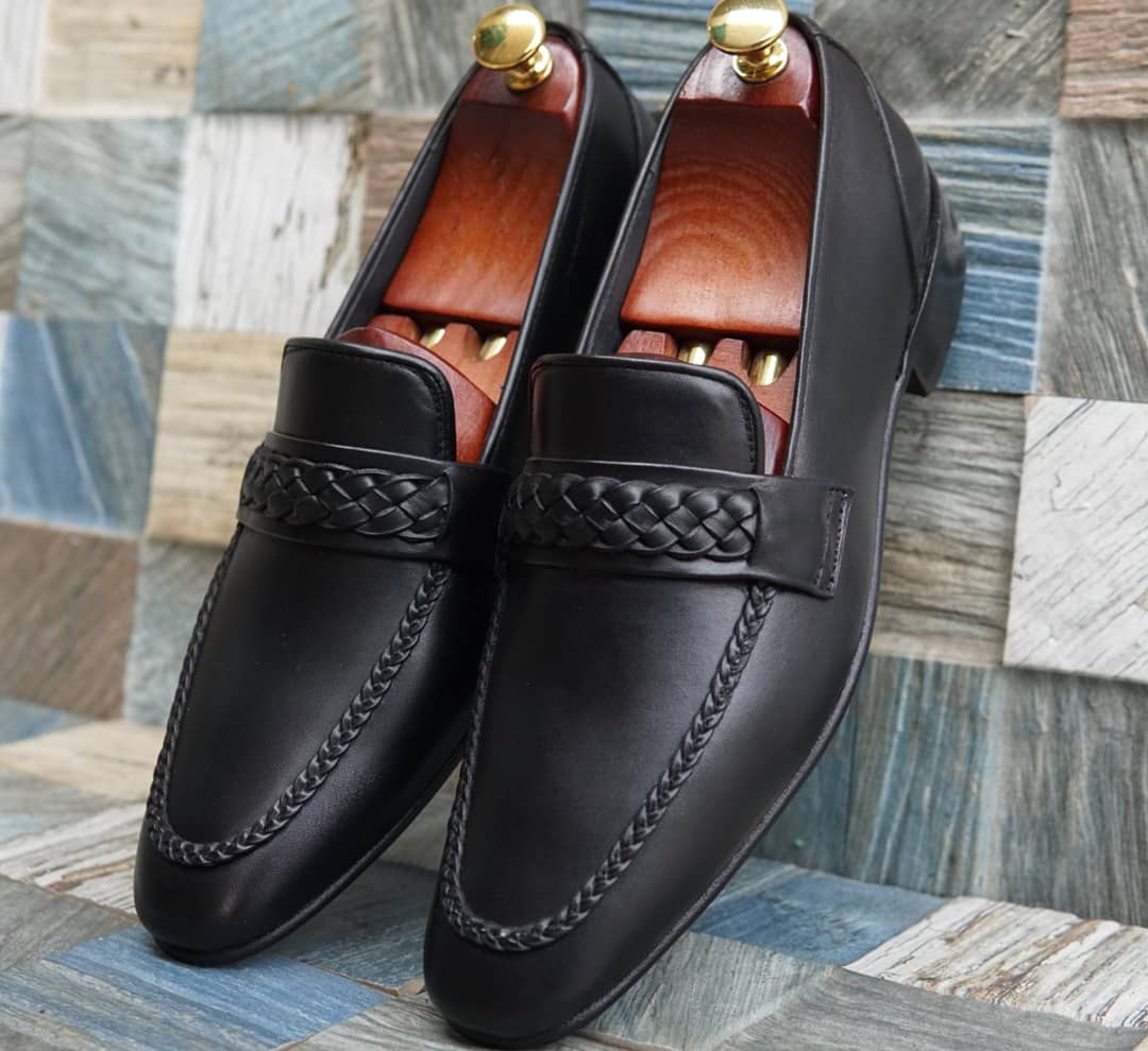 AS-2707 -Adler Shoes Makes Pakistan Best Handmade Leather Shoes.● Upper: 100% Original Aniline Leather ● Sole: 100% Original Cow Leather Sole ● Lining: Anti-bacterial lining with added comfort ● Warranty: 3-Month Repair Warranty