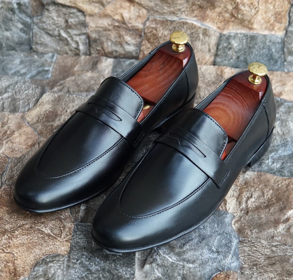 AS-2740 -Adler Shoes Makes Pakistan Best Handmade Leather Shoes.● Upper: 100% Original Aniline Leather ● Sole: 100% Original Cow Leather Sole ● Lining: Anti-bacterial lining with added comfort ● Warranty: 3-Month Repair Warranty