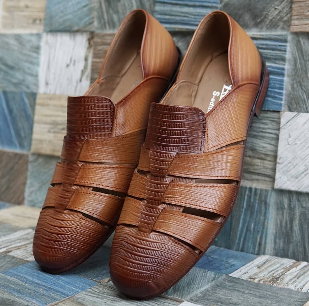 AS-0222 -Adler Shoes Makes Pakistan Best Handmade Leather Shoes.● Upper: 100% Original Aniline Leather ● Sole: 100% Original Cow Leather Sole ● Lining: Anti-bacterial lining with added comfort ● Warranty: 3-Month Repair Warranty