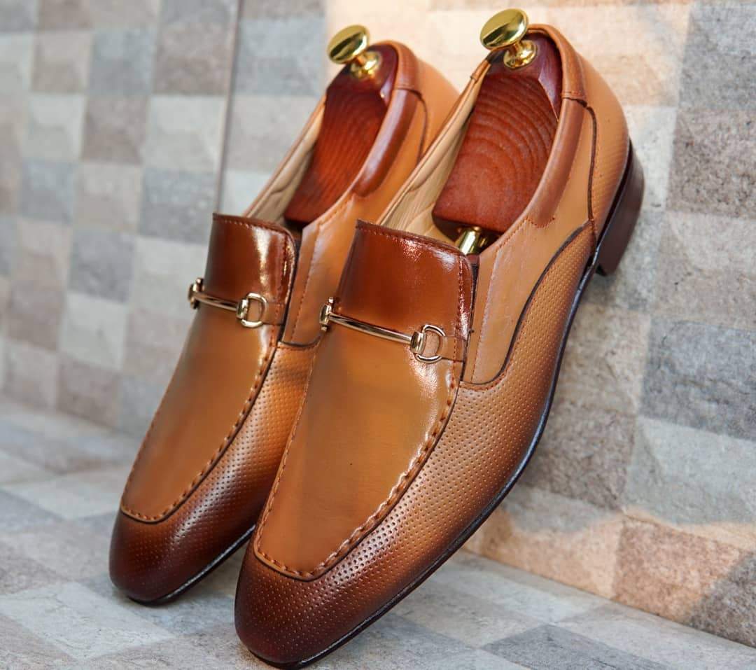 AS-2818 -Bugati -Adler Shoes Makes Pakistan Best Handmade Leather Shoes.● Upper: 100% Original Aniline Leather ● Sole: 100% Original Cow Leather Sole ● Lining: Anti-bacterial lining with added comfort ● Warranty: 3-Month Repair Warranty