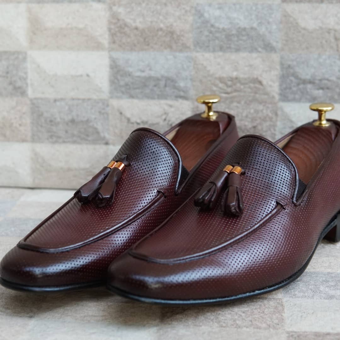 AS-2660 -Adler Shoes Makes Pakistan Best Handmade Leather Shoes.● Upper: 100% Original Aniline Leather ● Sole: 100% Original Cow Leather Sole ● Lining: Anti-bacterial lining with added comfort ● Warranty: 3-Month Repair Warranty