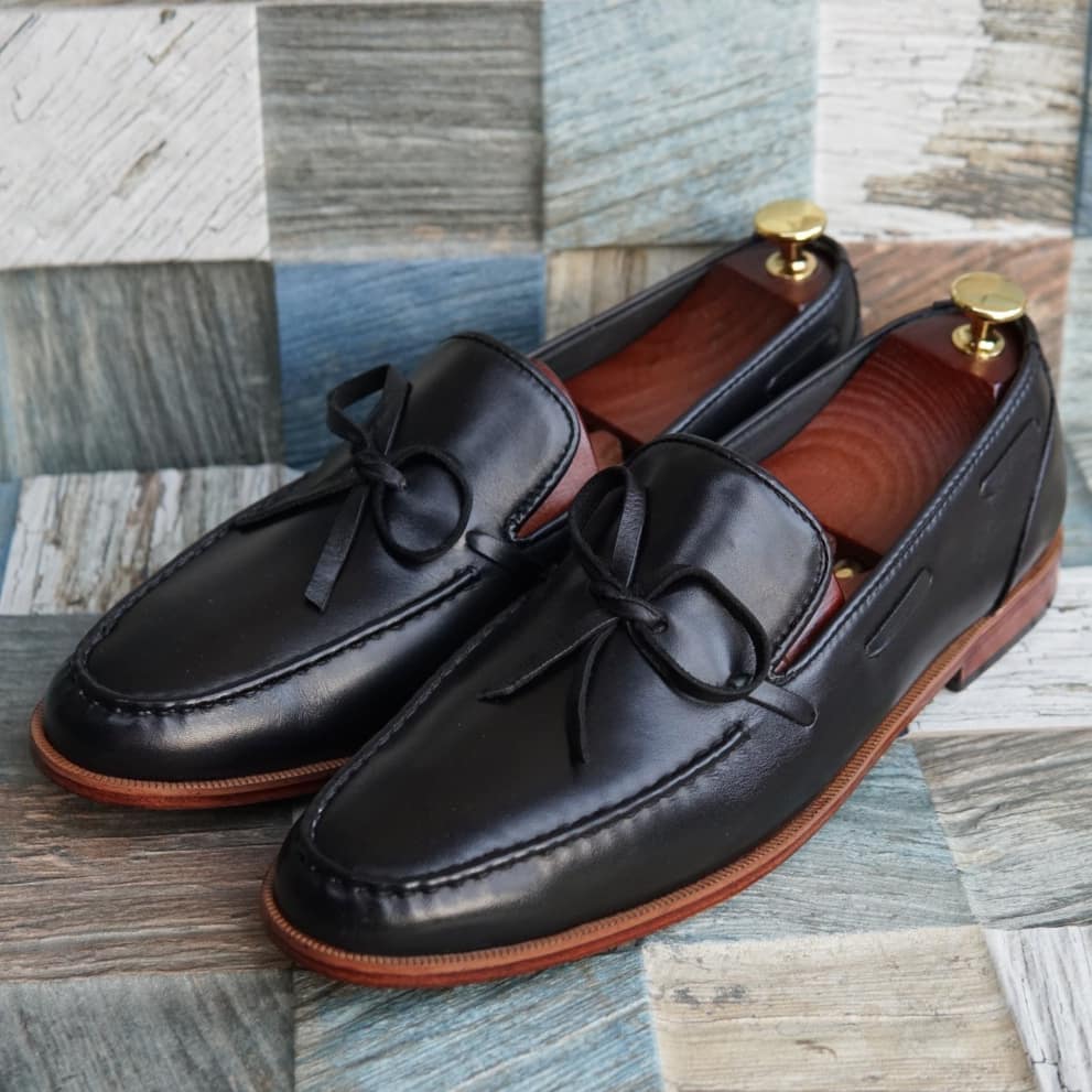 AS-7777 -Adler Shoes Makes Pakistan Best Handmade Leather Shoes.● Upper: 100% Original Aniline Leather ● Sole: 100% Original Cow Leather Sole ● Lining: Anti-bacterial lining with added comfort ● Warranty: 3-Month Repair Warranty