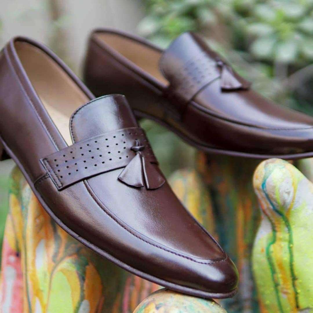 AS-2701 -Adler Shoes Makes Pakistan Best Handmade Leather Shoes.● Upper: 100% Original Aniline Leather ● Sole: 100% Original Cow Leather Sole ● Lining: Anti-bacterial lining with added comfort ● Warranty: 3-Month Repair Warranty