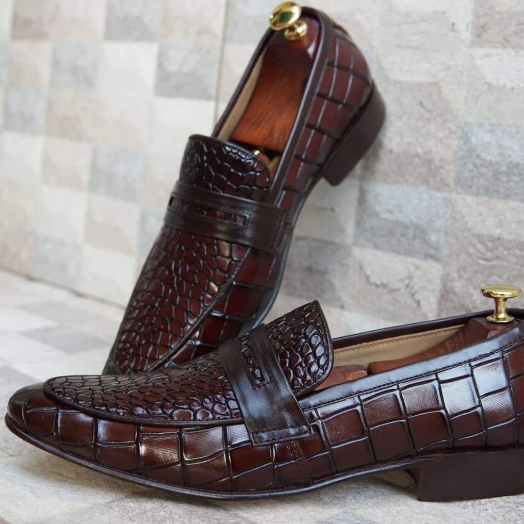 AS-2703 (c) -Adler Shoes Makes Pakistan Best Handmade Leather Shoes.● Upper: 100% Original Aniline Leather ● Sole: 100% Original Cow Leather Sole ● Lining: Anti-bacterial lining with added comfort ● Warranty: 3-Month Repair Warranty