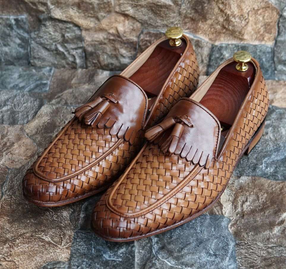 AS-2641 -Adler Shoes Makes Pakistan Best Handmade Leather Shoes.● Upper: 100% Original Aniline Leather ● Sole: 100% Original Cow Leather Sole ● Lining: Anti-bacterial lining with added comfort ● Warranty: 3-Month Repair Warranty